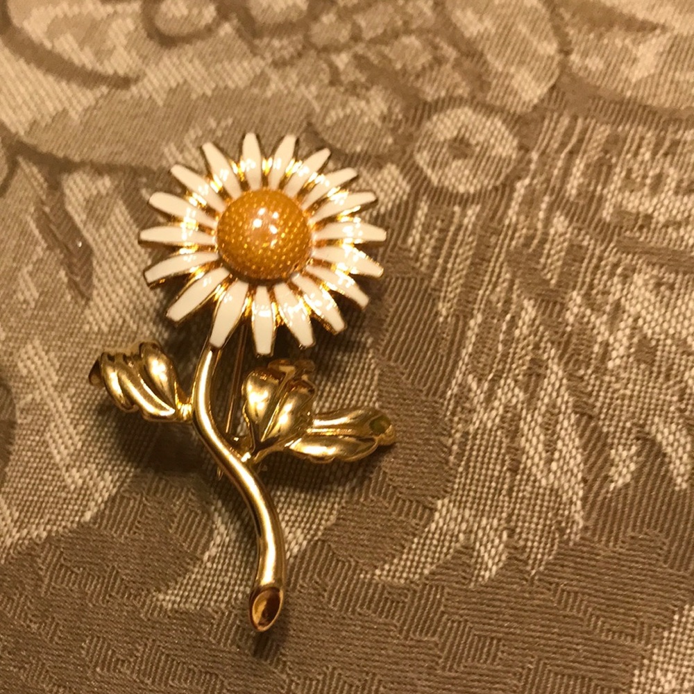 Joan Rivers Daisy Pin - Picture 2 of 4